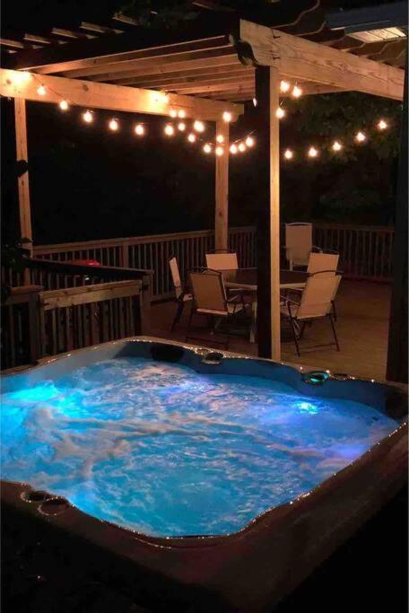 Driftwood Cottage With Hot Tub On Lake Cumberland Russell Springs Bagian luar foto