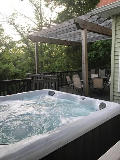 Driftwood Cottage With Hot Tub On Lake Cumberland Russell Springs Bagian luar foto